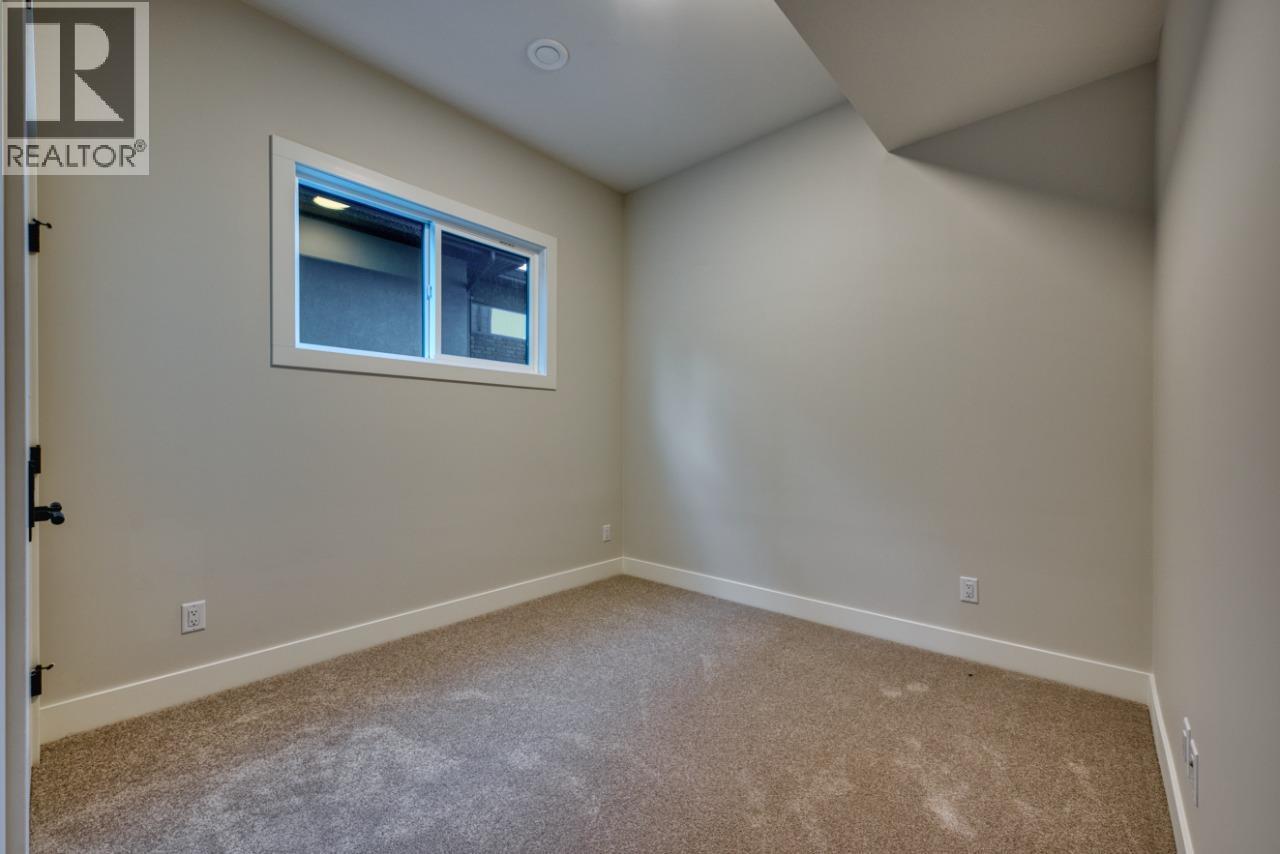1030 Emslie Street - 40