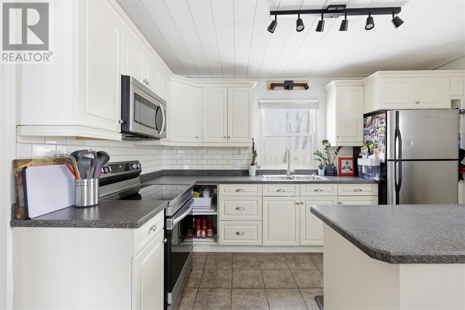 32 Salisbury AVE - 13