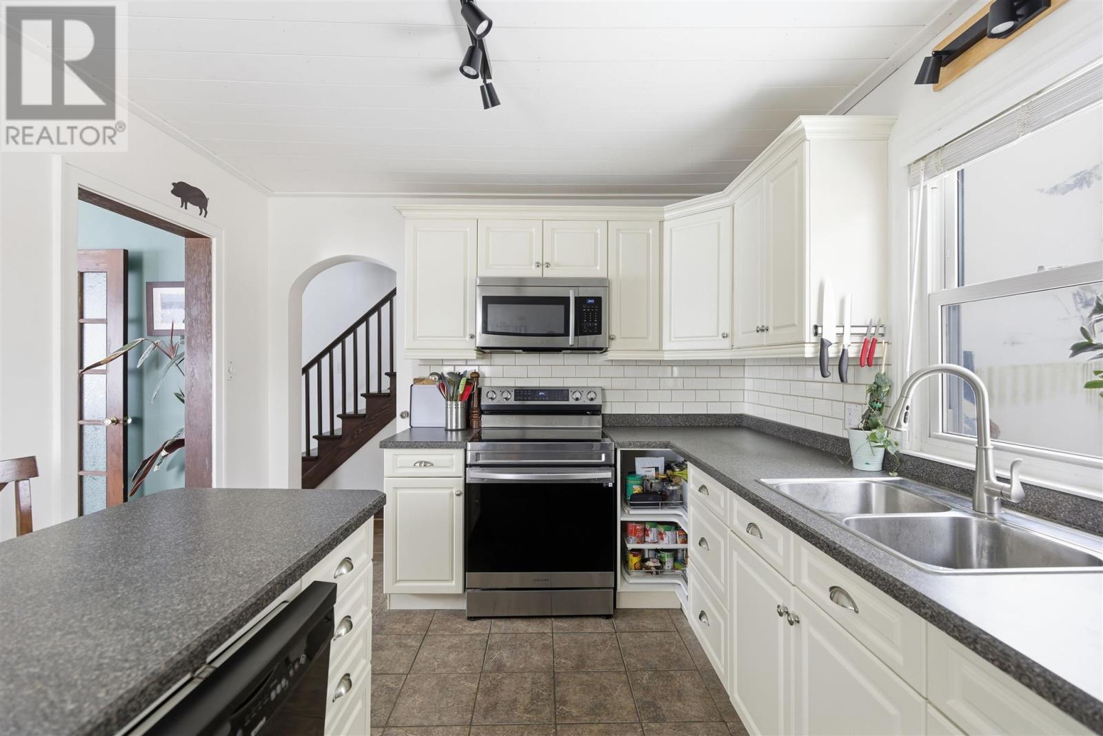 32 Salisbury AVE - 14