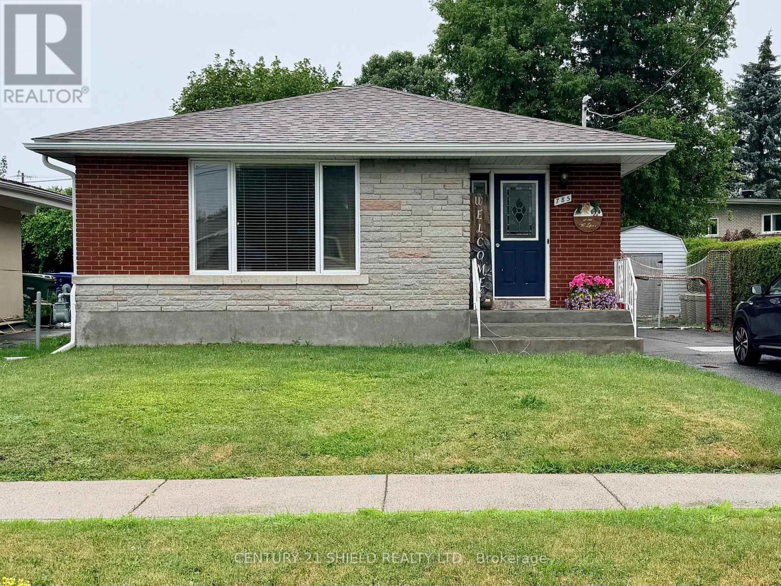 785 SANDFIELD CRESCENT - 1