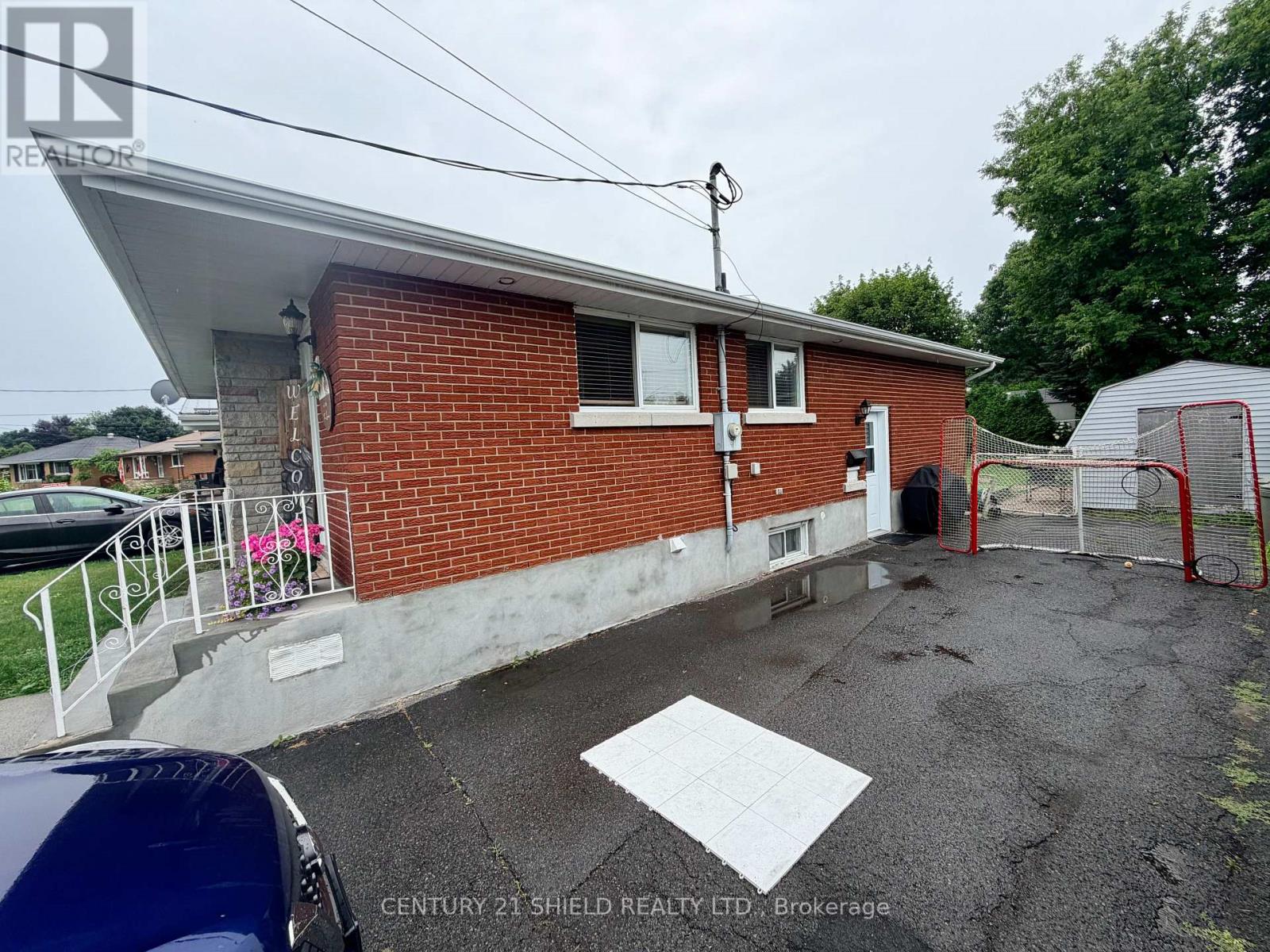 785 SANDFIELD CRESCENT - 2