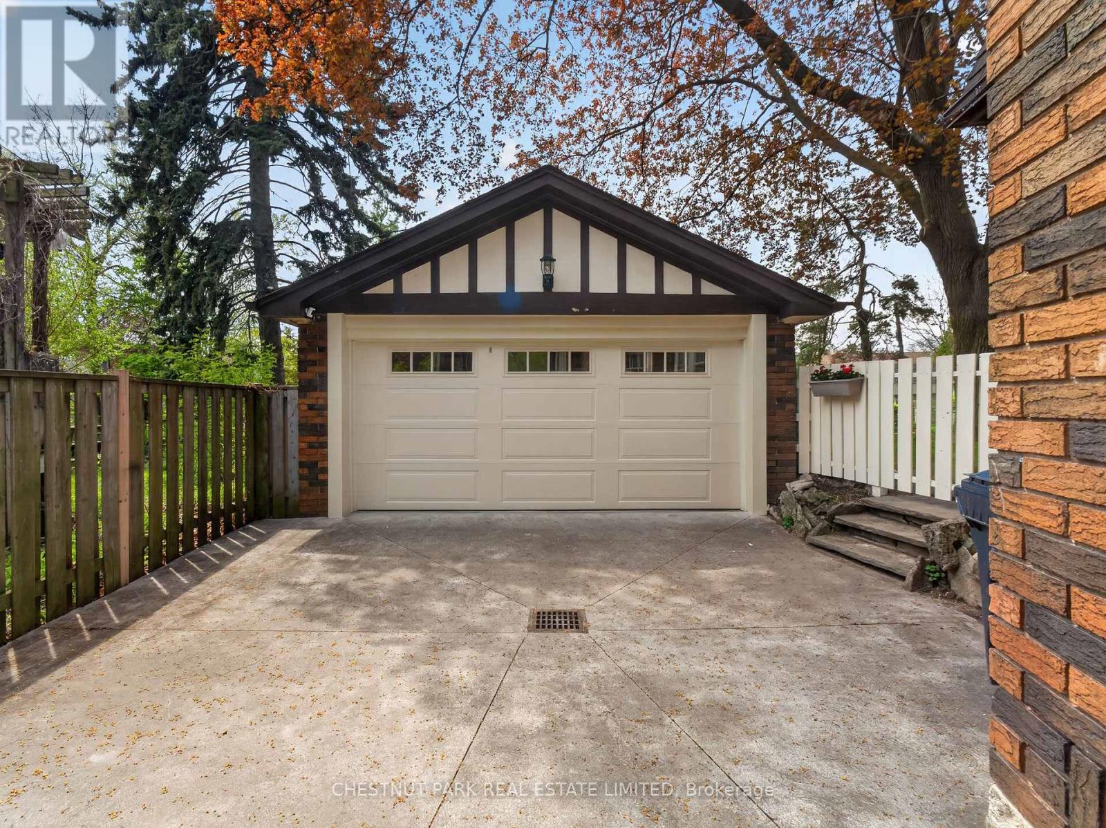 14 SERVINGTON CRESCENT - 36