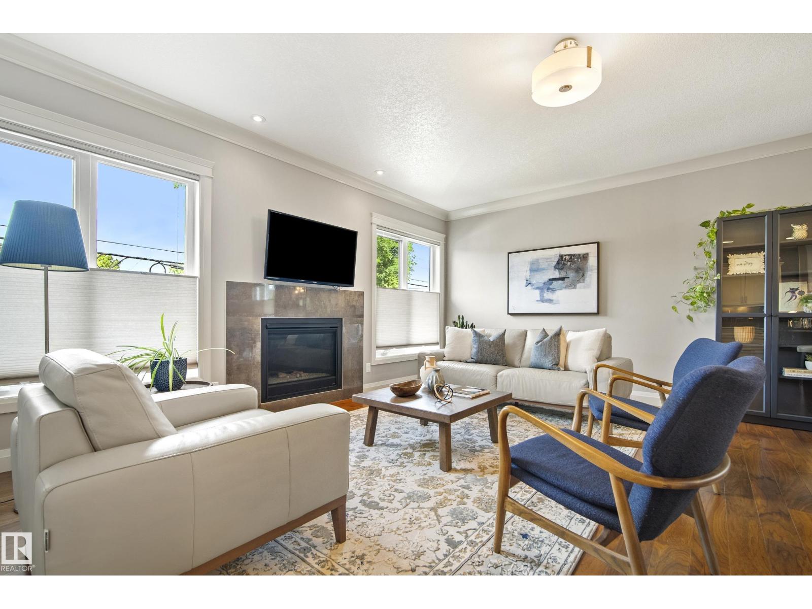 9844 75 AV NW - 8