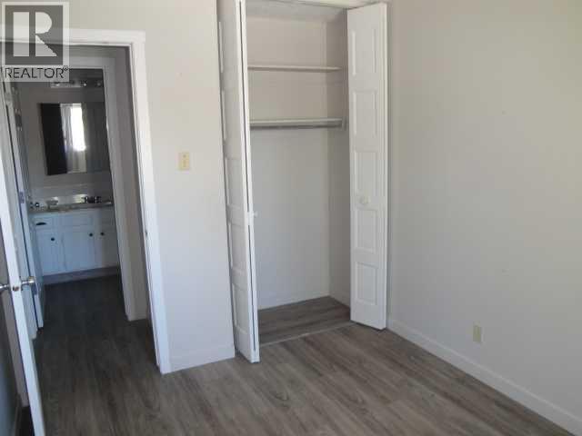 39 Meadowlark Boulevard N - 12