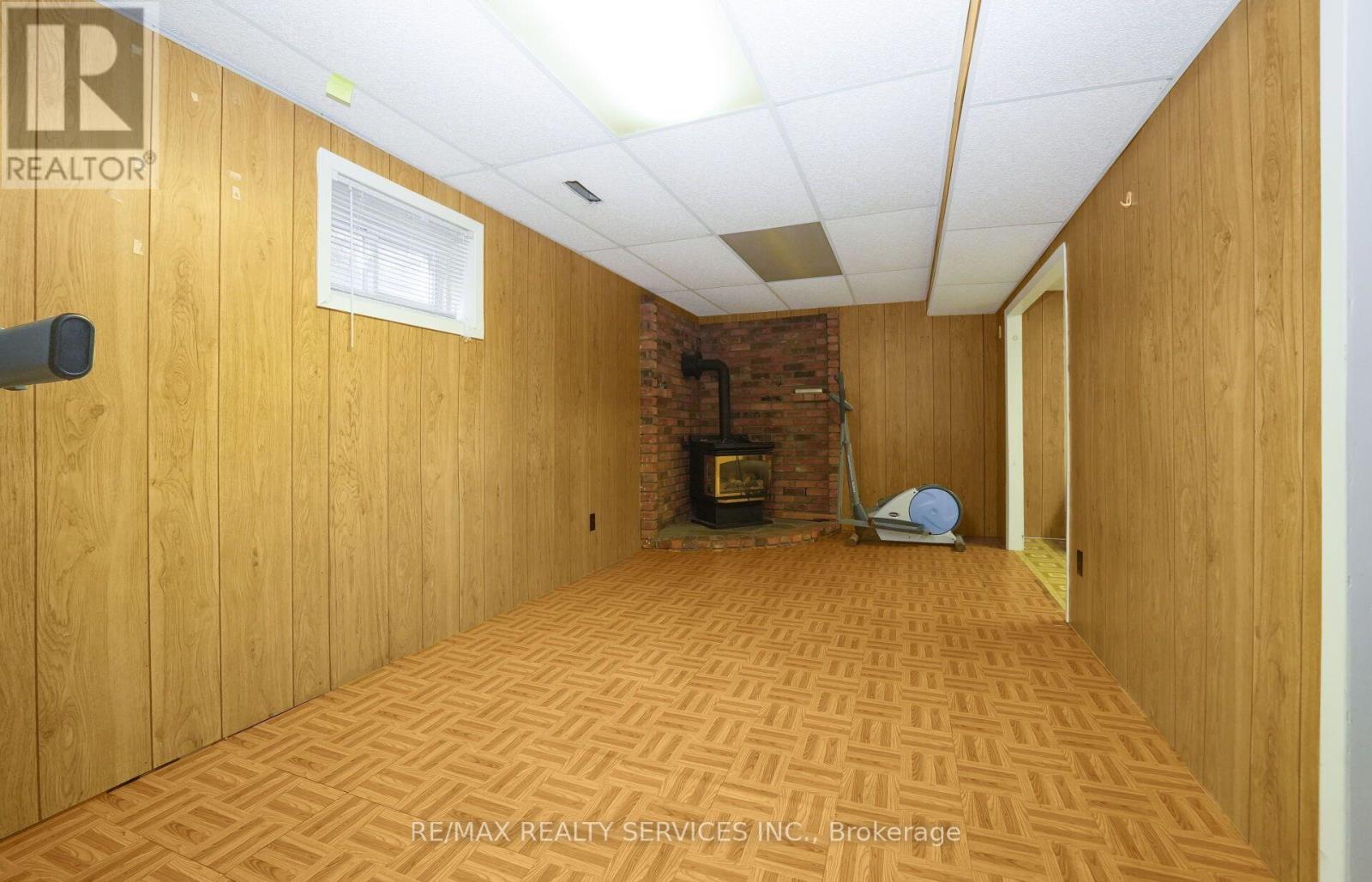 79 CLOVERDALE DRIVE - 32