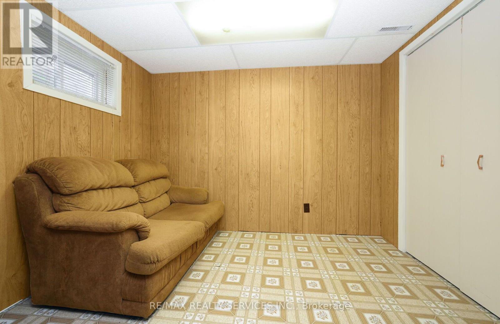 79 CLOVERDALE DRIVE - 34