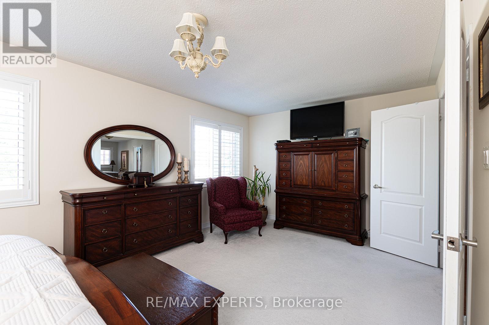 34 LAURENTIDE CRESCENT - 36