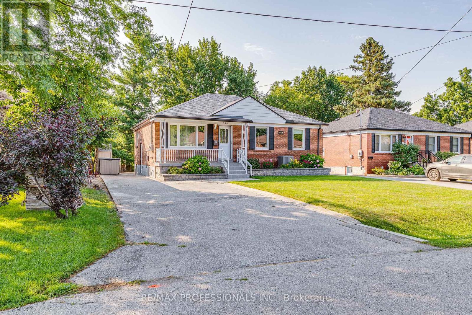 580 EXBURY CRESCENT - 1