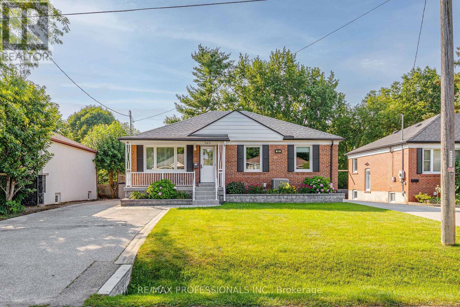 580 EXBURY CRESCENT - 2