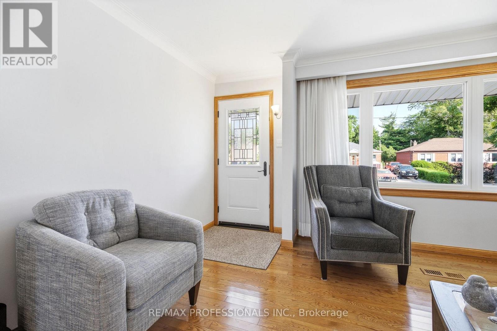 580 EXBURY CRESCENT - 4
