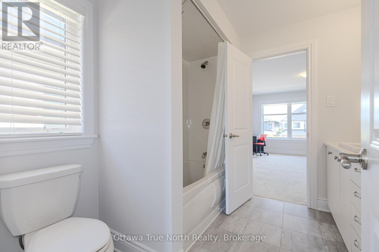 152 FINSBURY AVENUE - 44