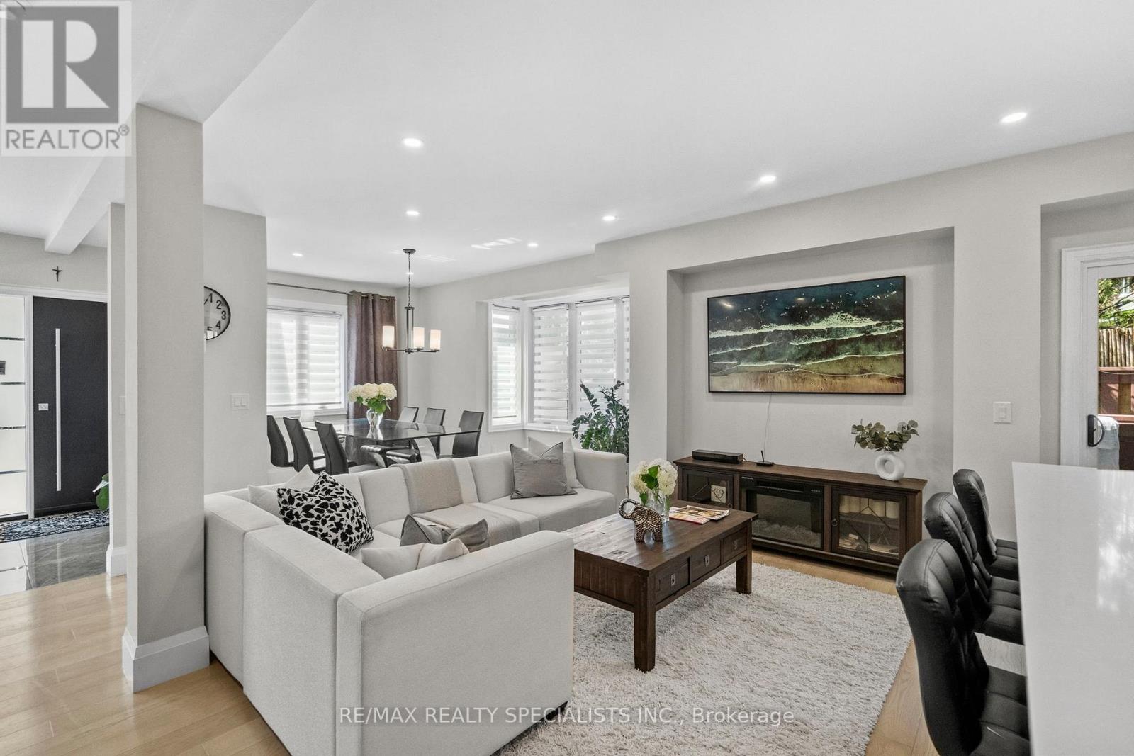 24 PEEL STREET N - 10