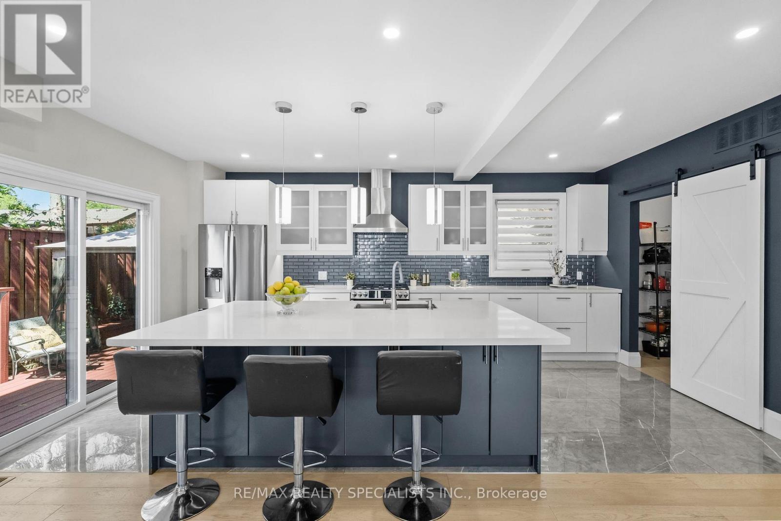24 PEEL STREET N - 15
