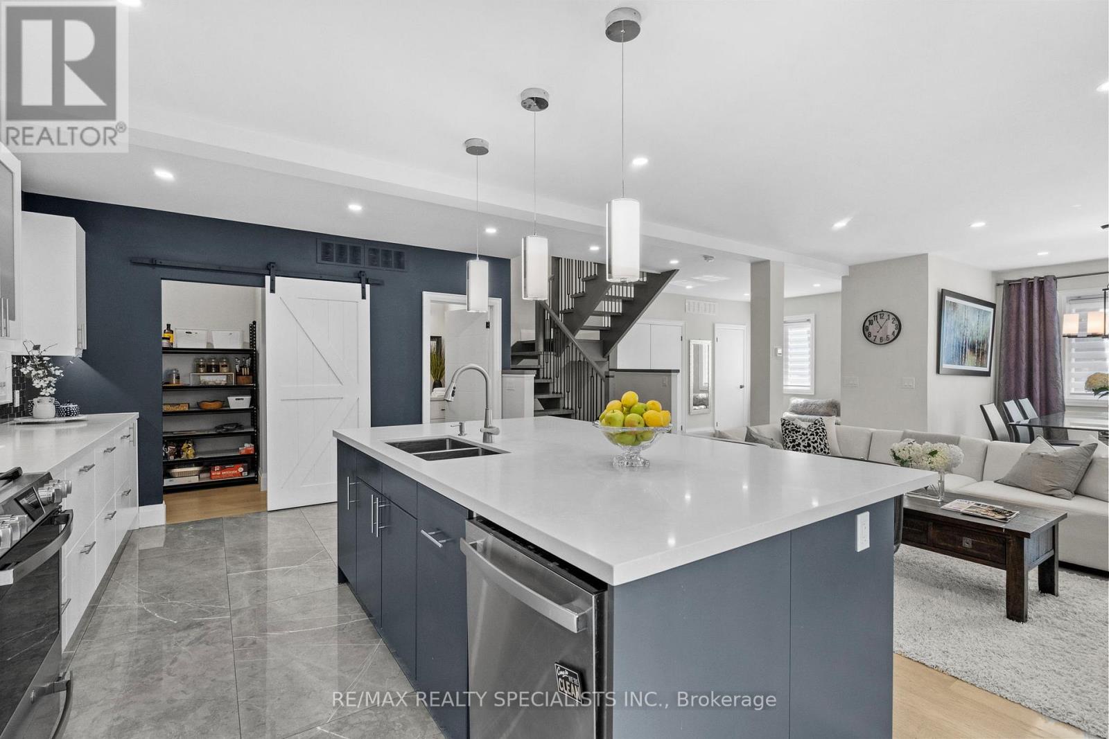 24 PEEL STREET N - 16