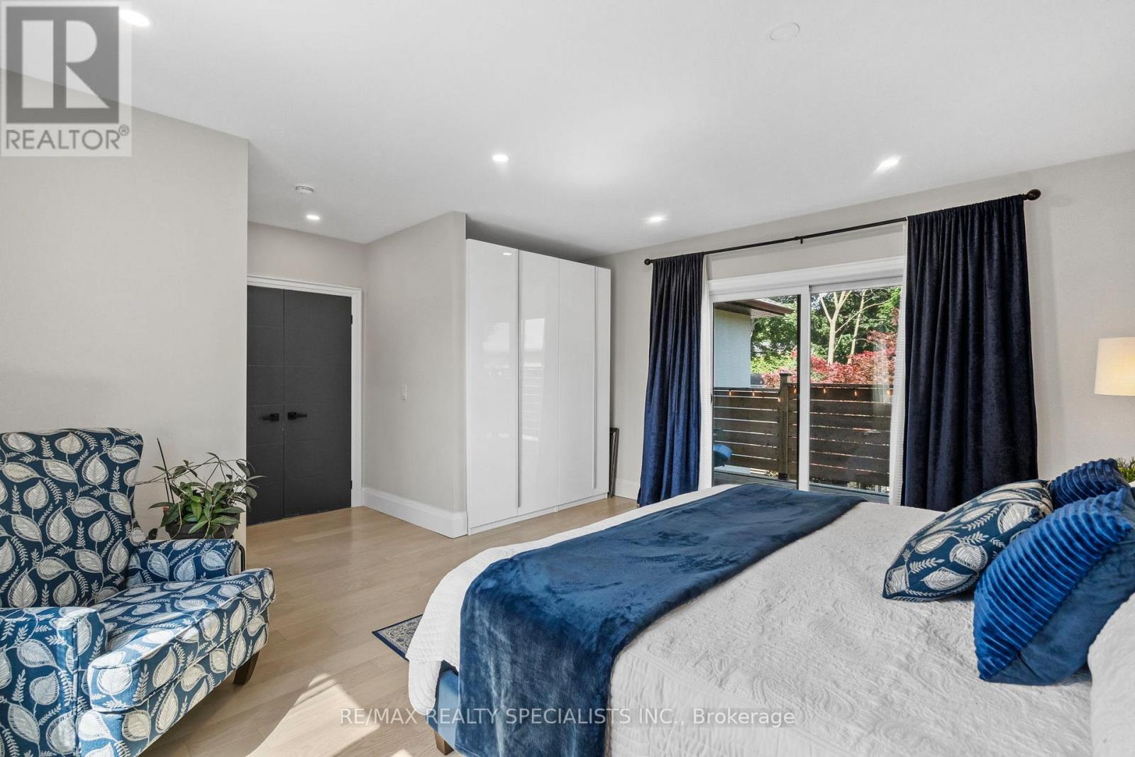 24 PEEL STREET N - 22
