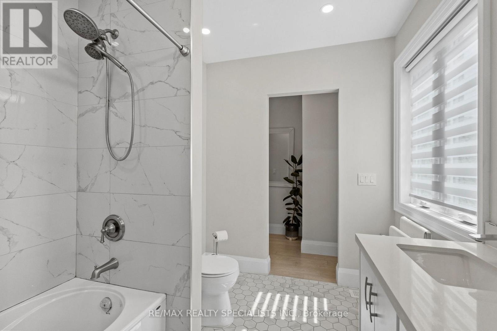 24 PEEL STREET N - 25