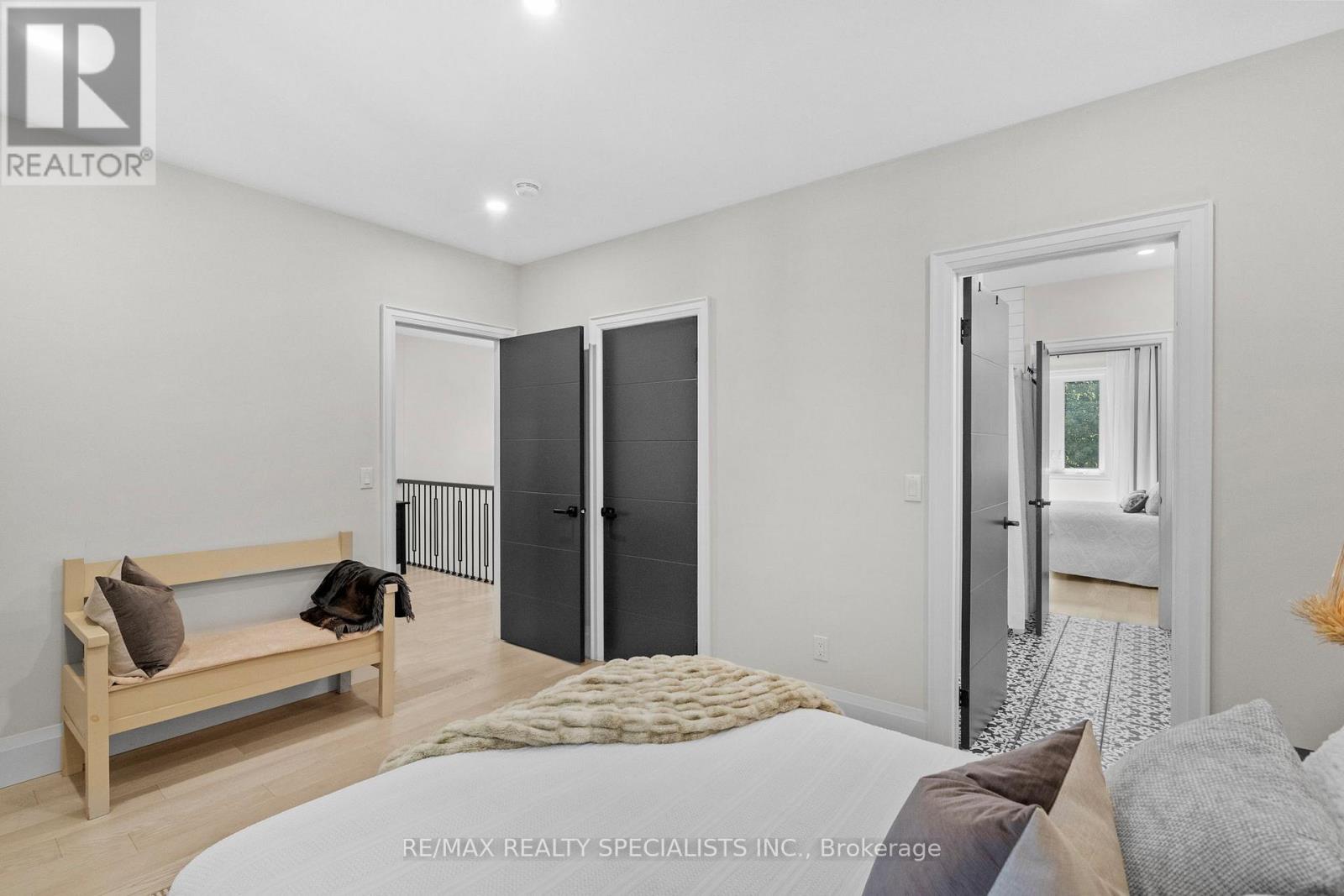 24 PEEL STREET N - 31