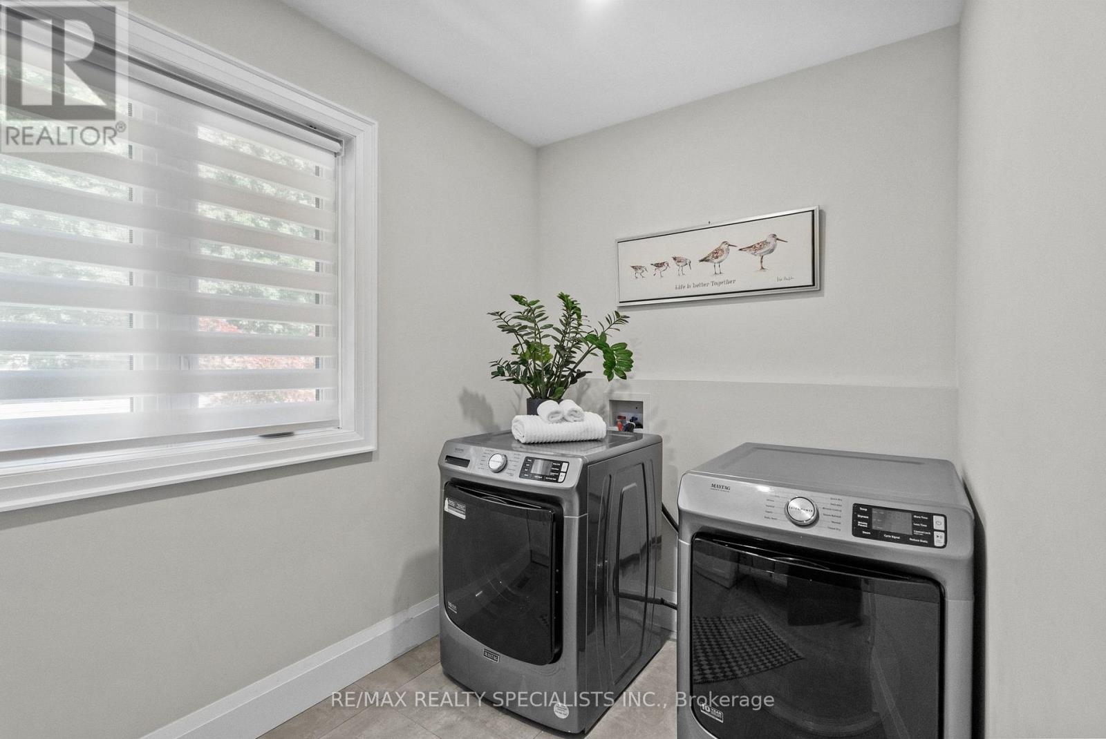 24 PEEL STREET N - 32