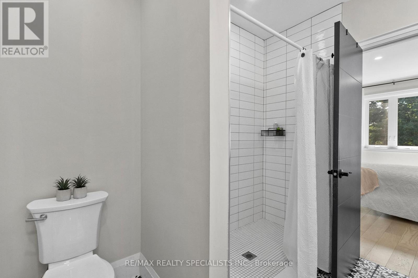 24 PEEL STREET N - 34