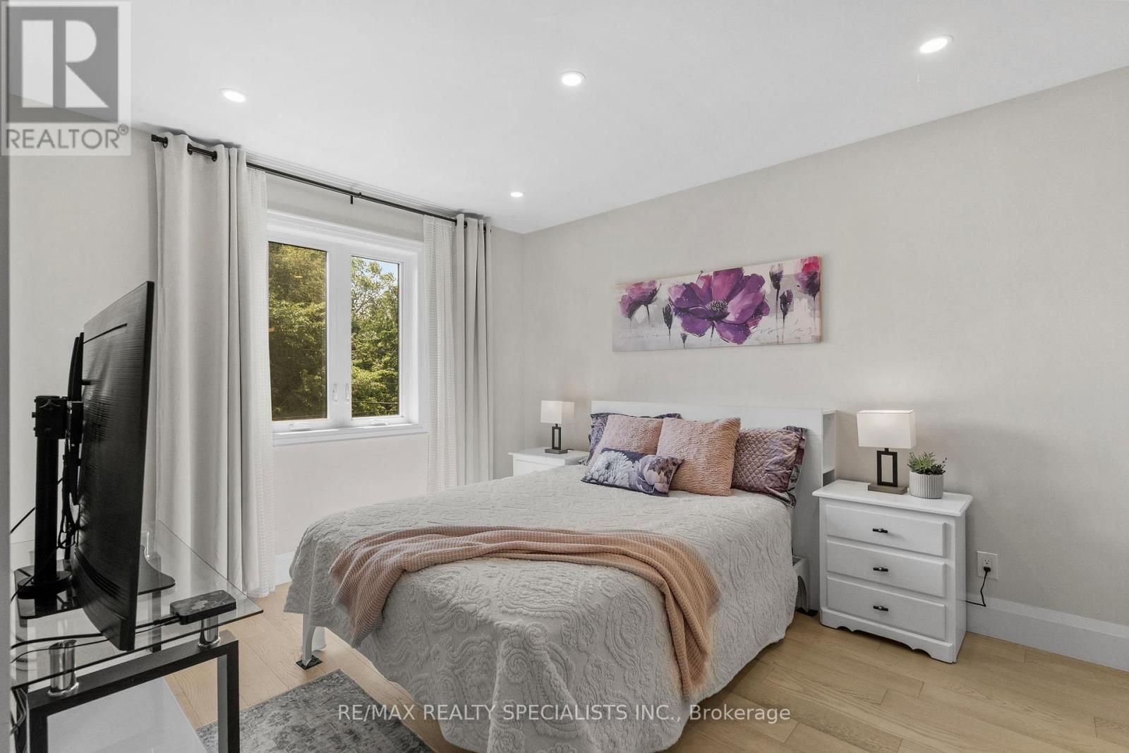 24 PEEL STREET N - 36
