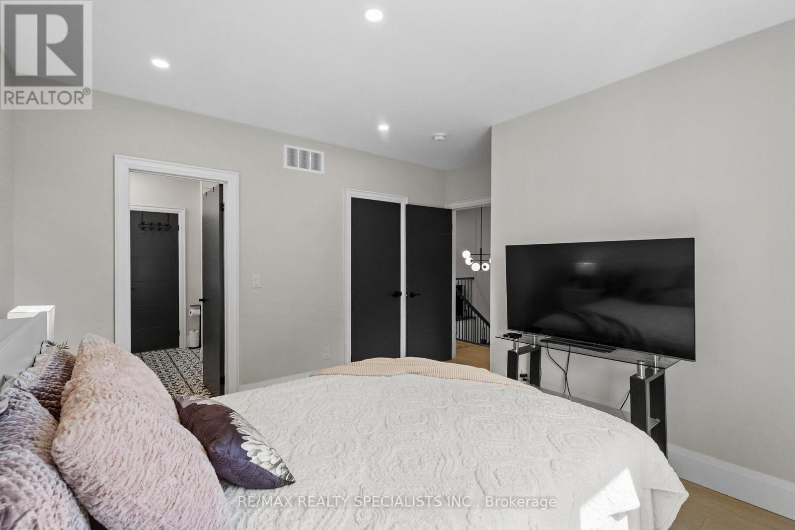 24 PEEL STREET N - 37