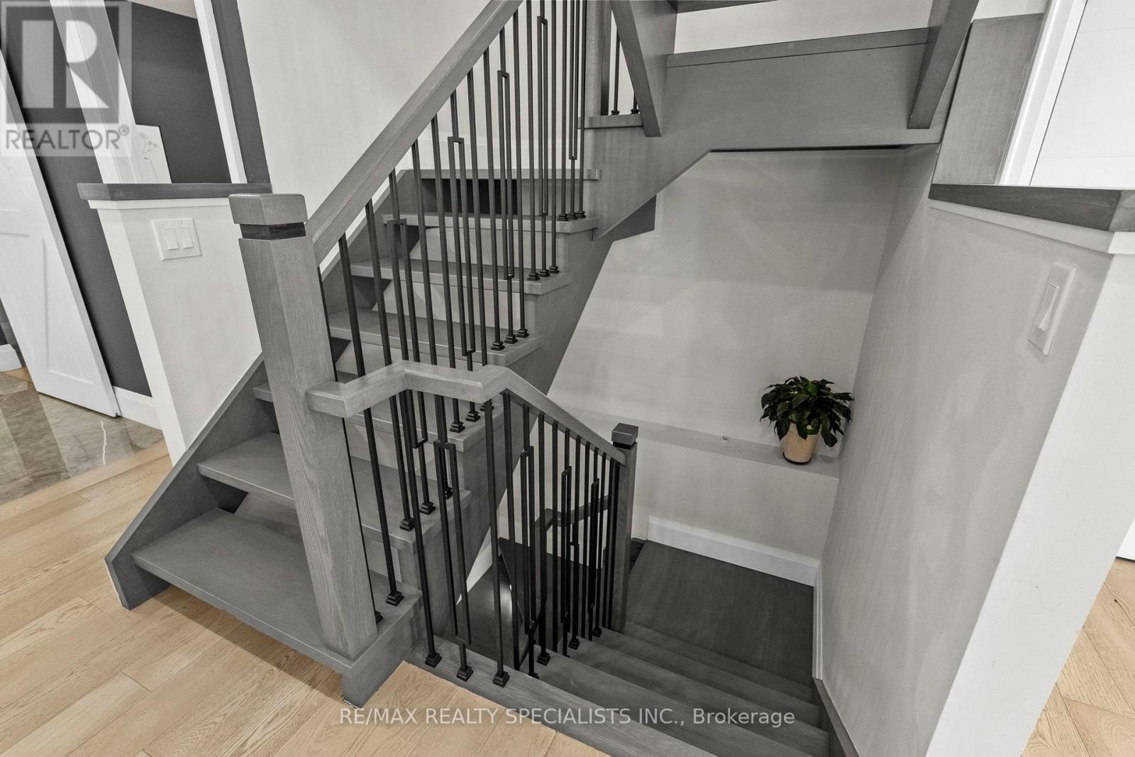 24 PEEL STREET N - 38