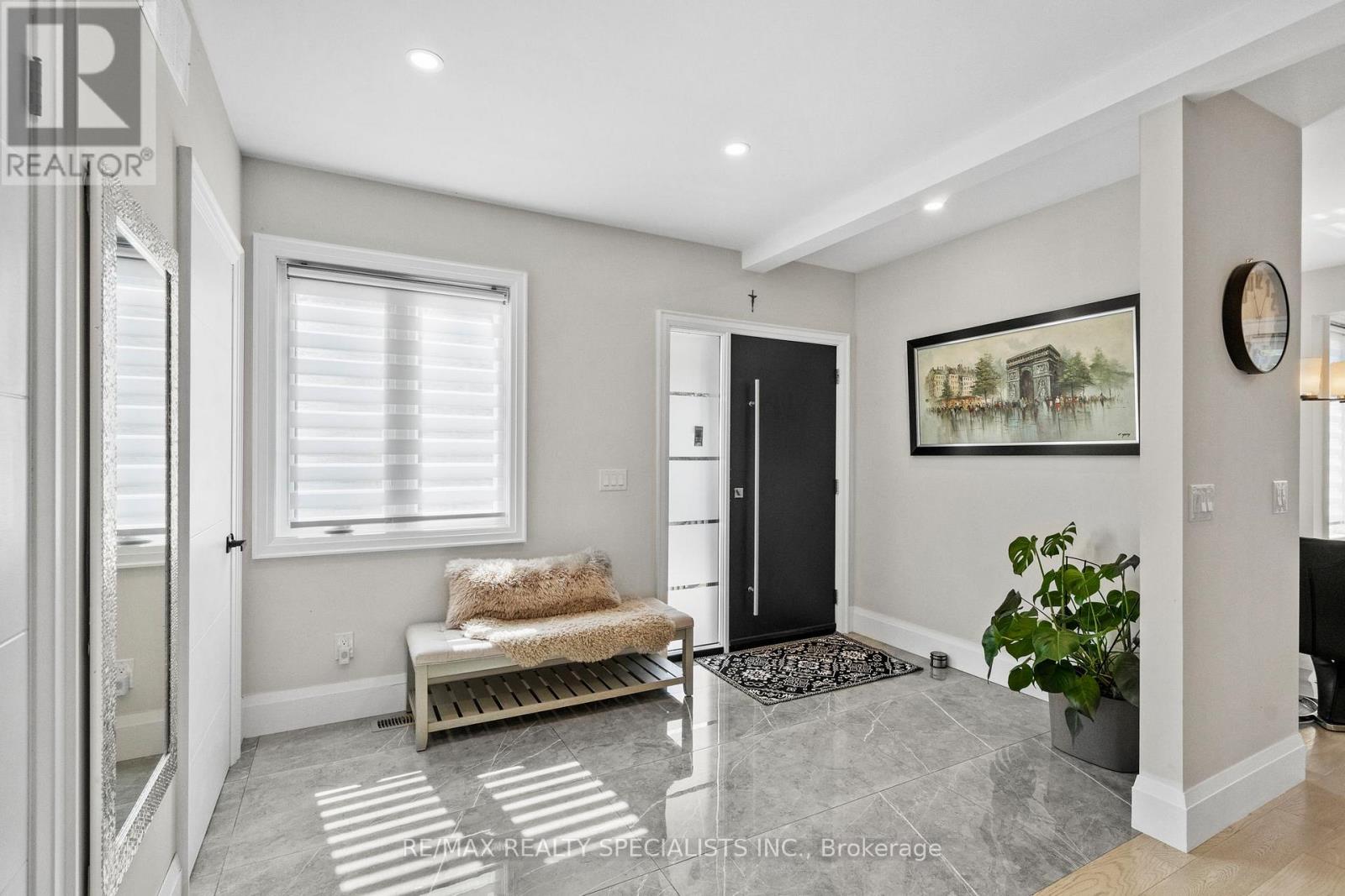 24 PEEL STREET N - 4