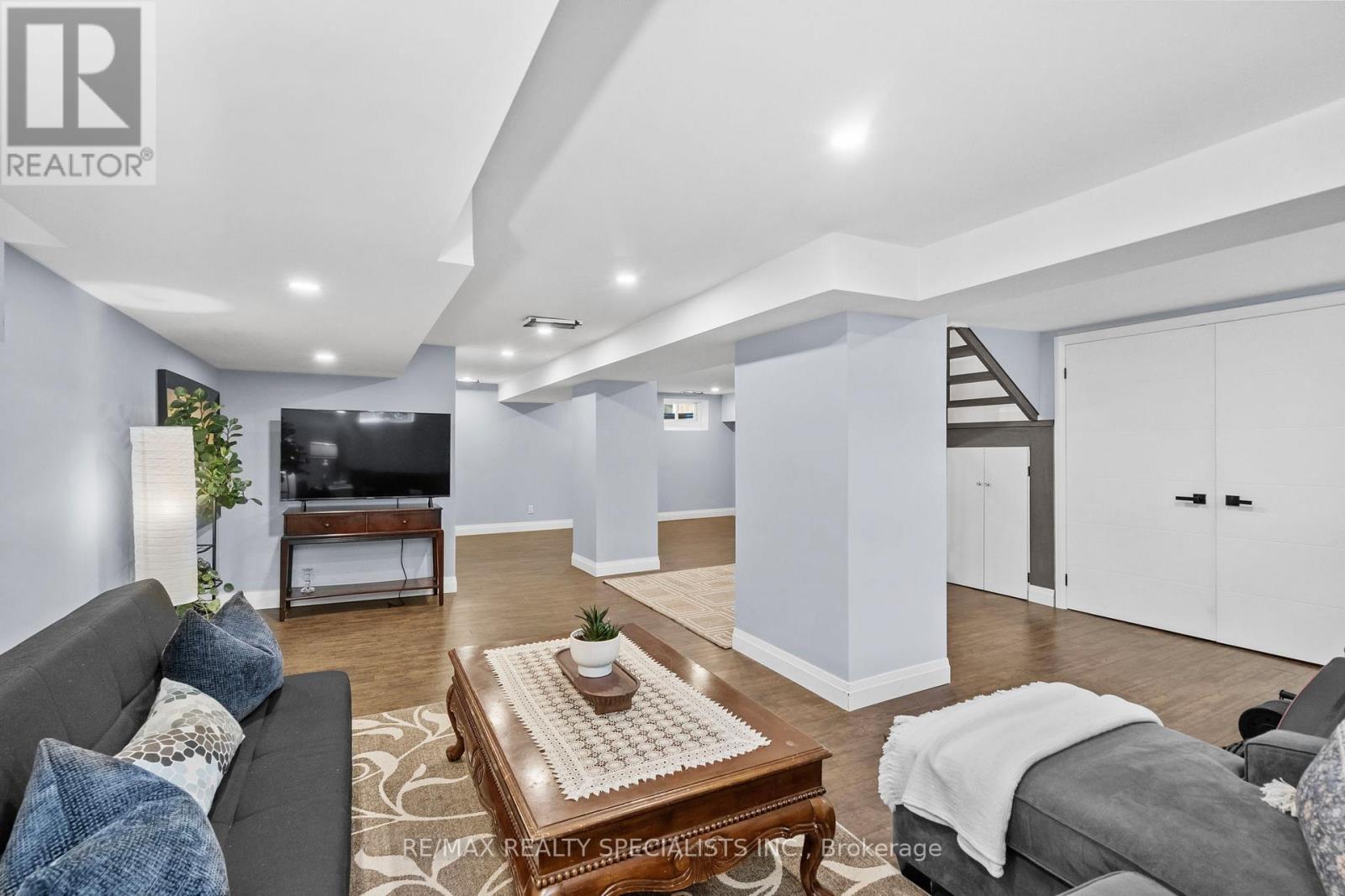 24 PEEL STREET N - 40