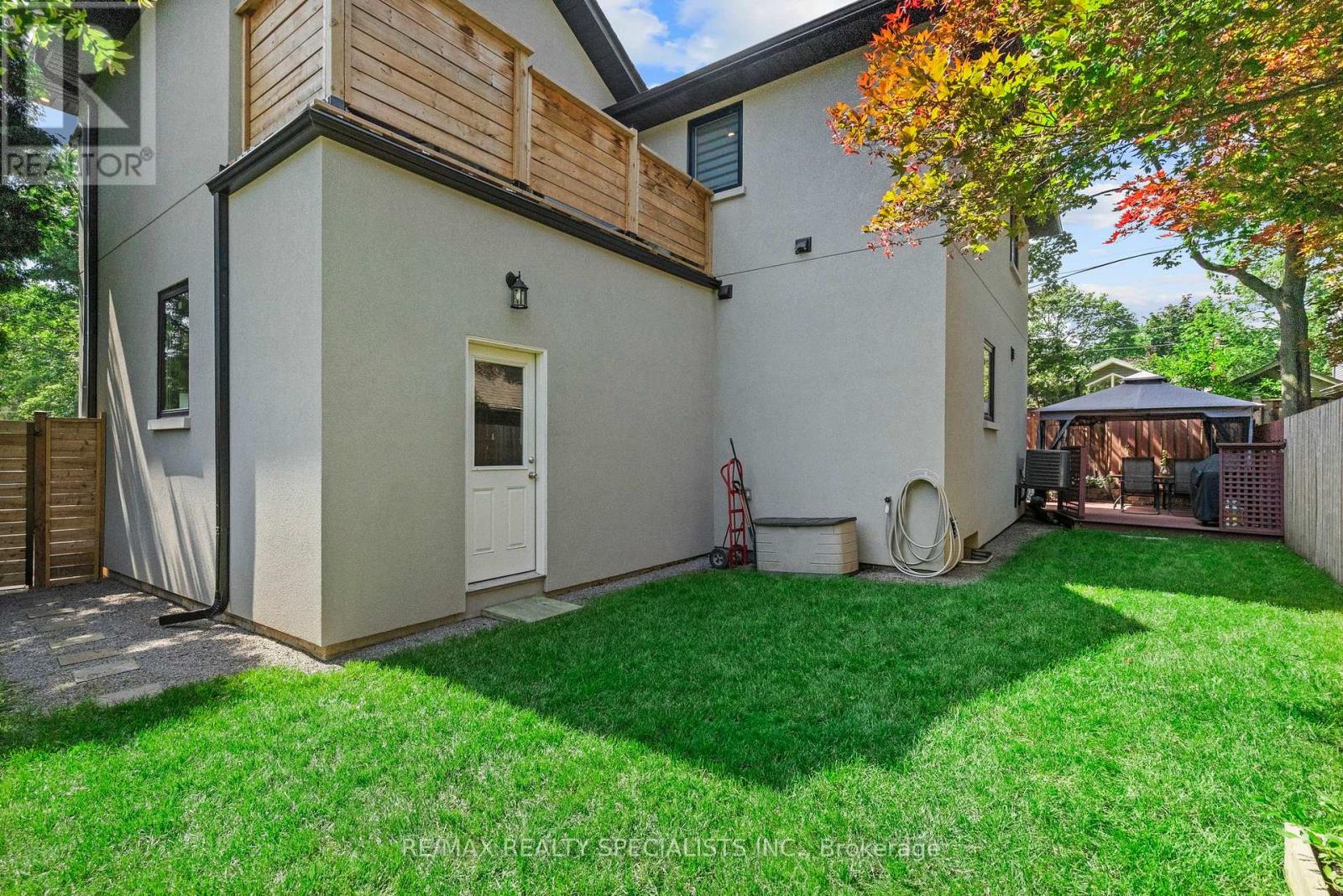 24 PEEL STREET N - 46