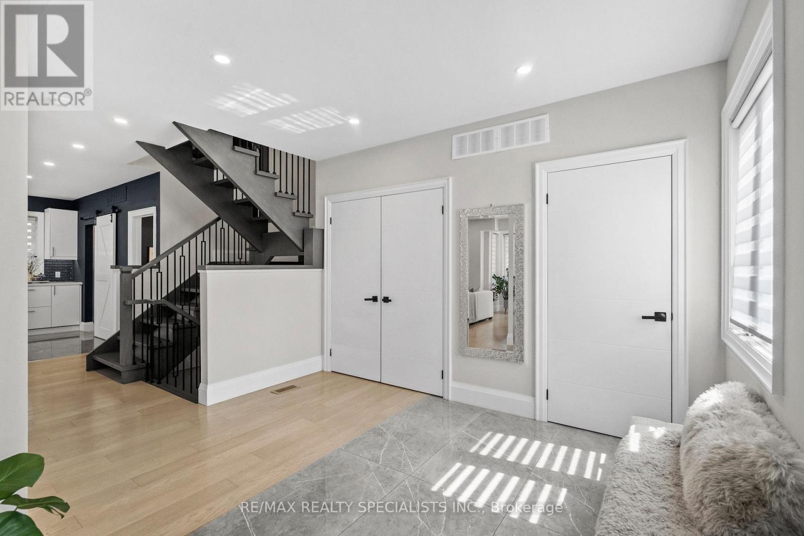 24 PEEL STREET N - 5