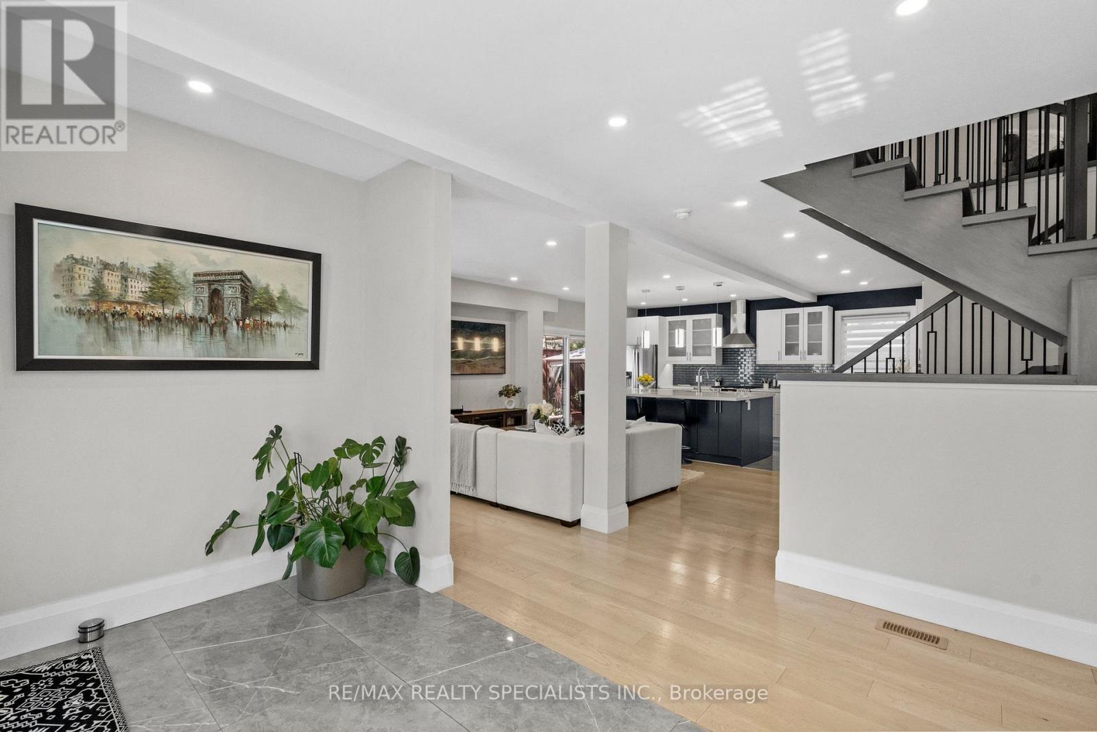 24 PEEL STREET N - 6