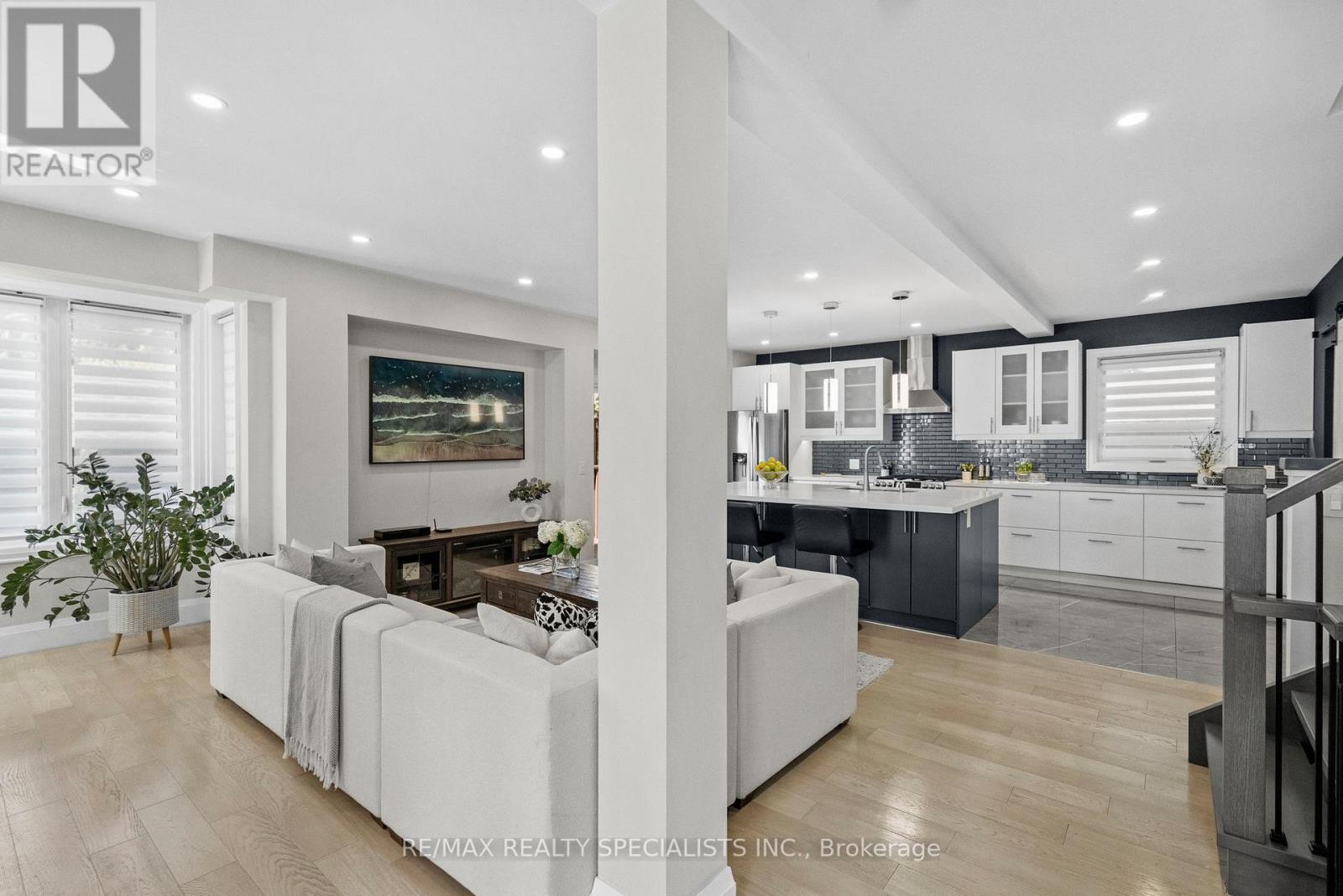 24 PEEL STREET N - 7