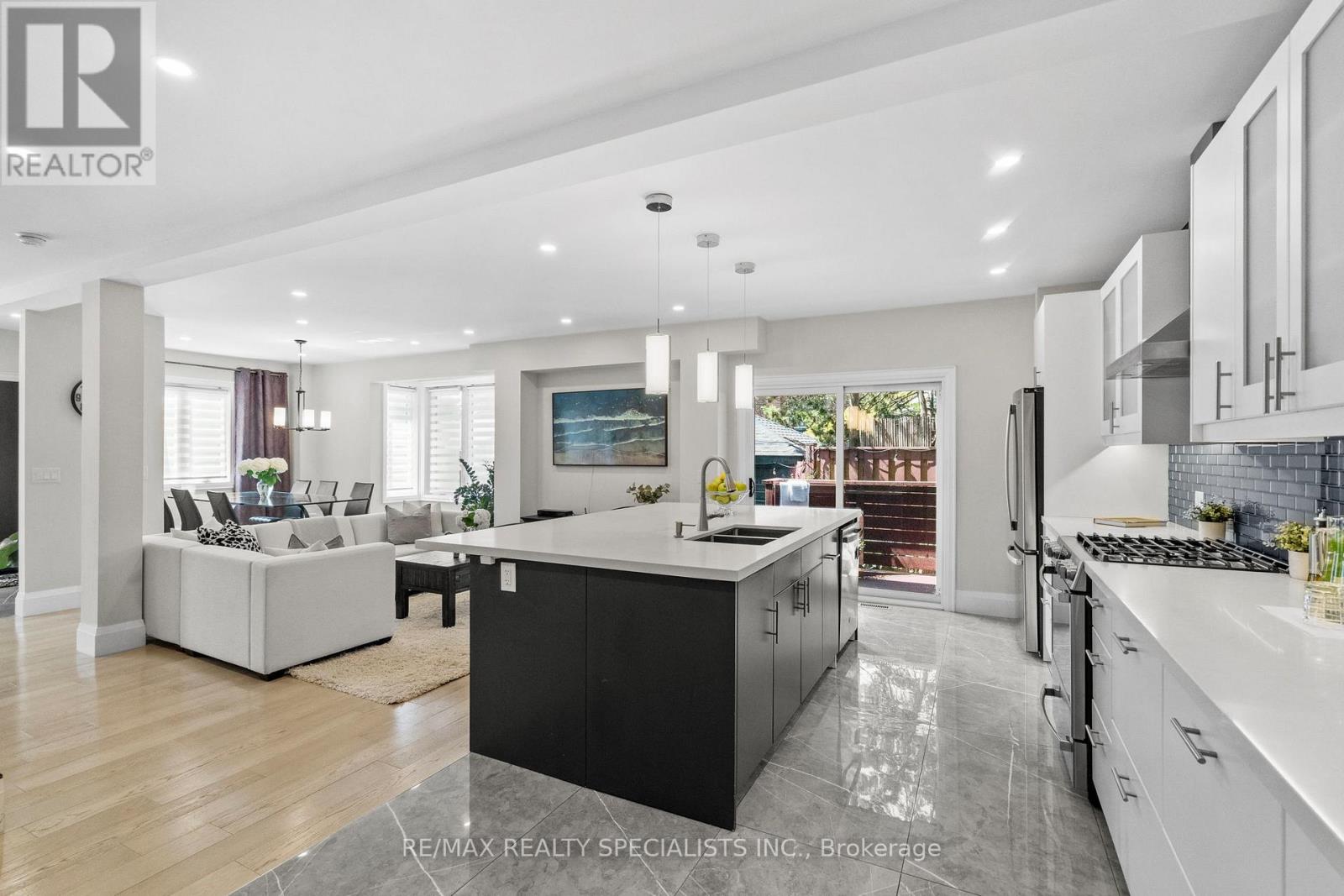 24 PEEL STREET N - 8