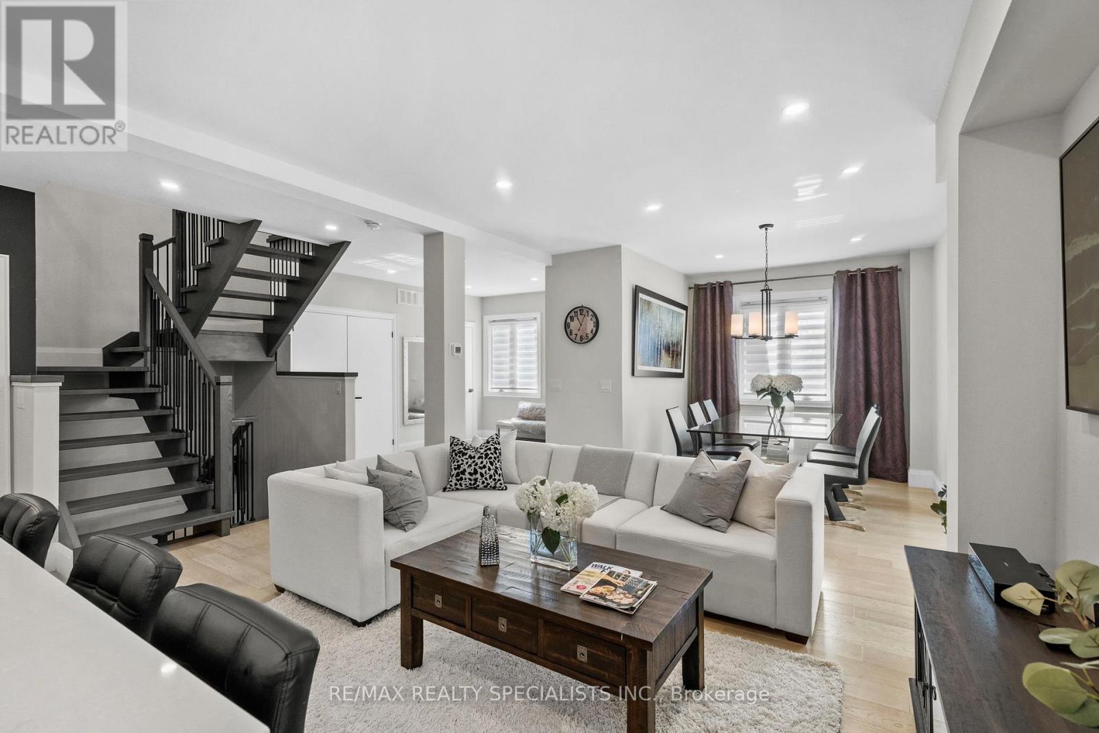 24 PEEL STREET N - 9