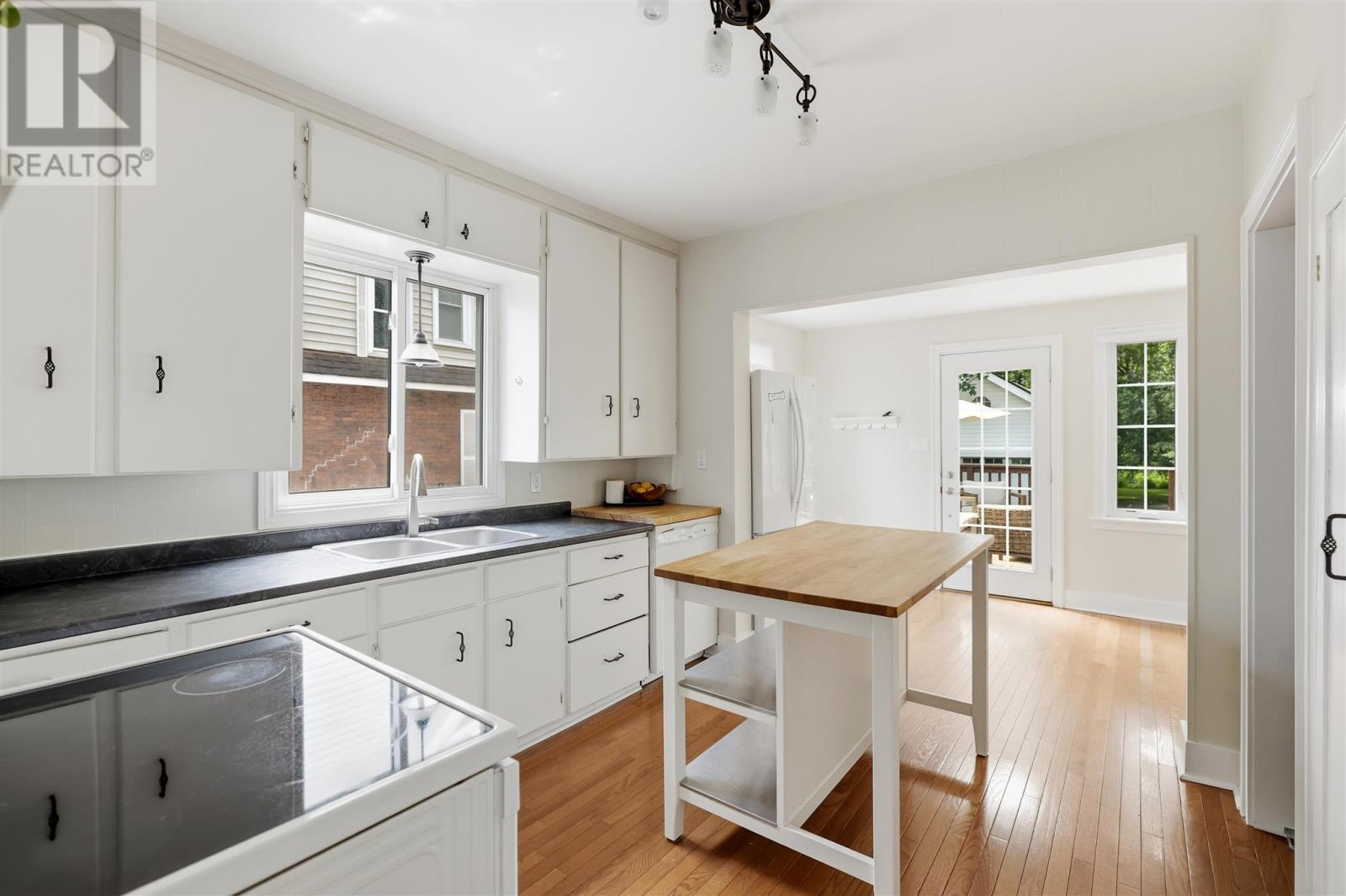135 Leo AVE - 6
