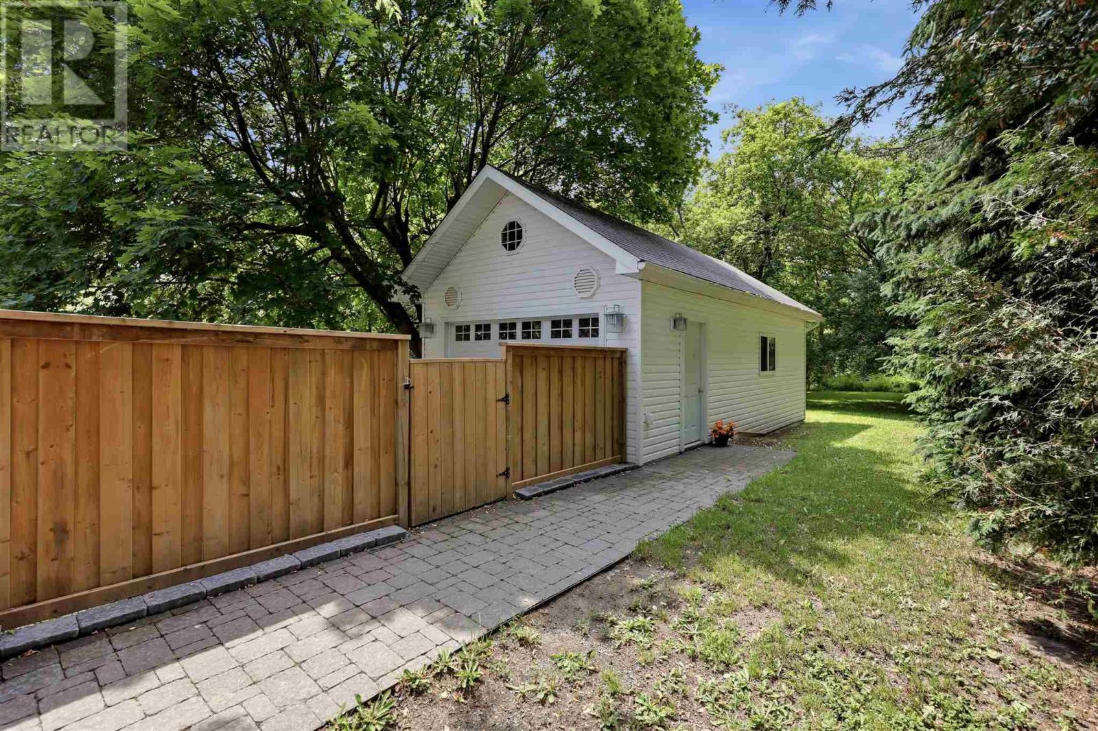 135 Leo AVE - 46