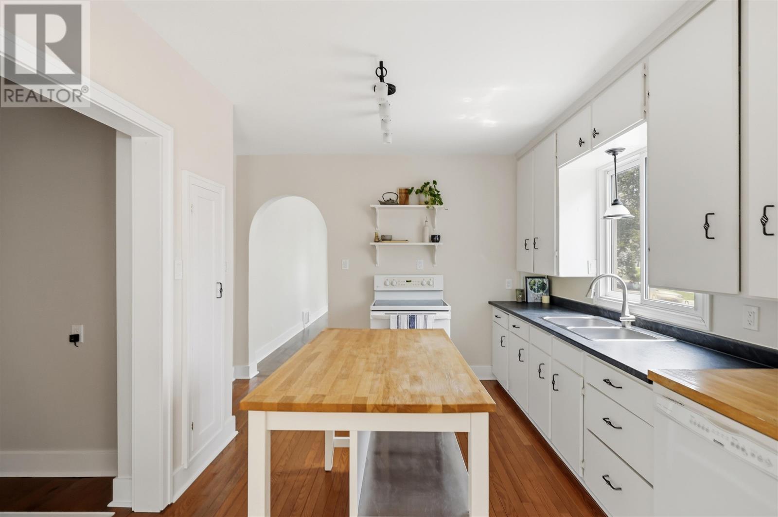 135 Leo AVE - 7