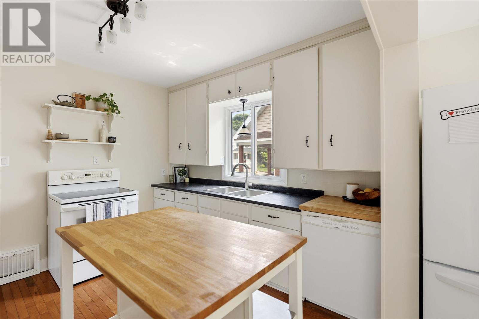 135 Leo AVE - 8