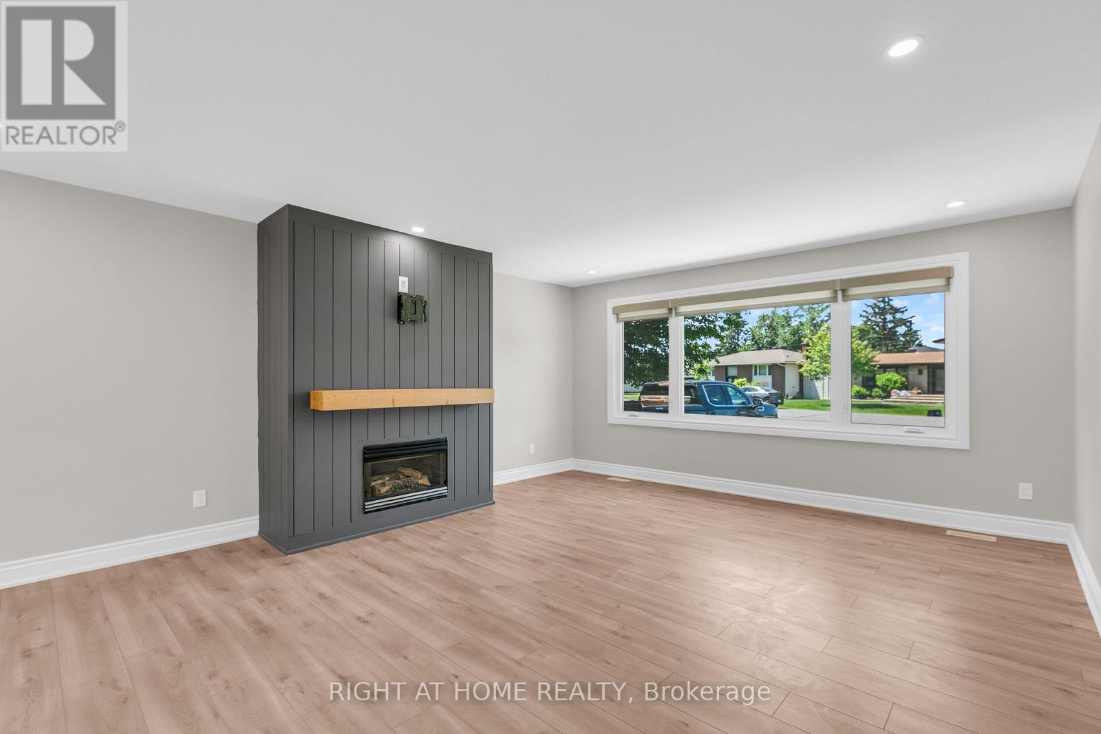 Living Room w Fireplace