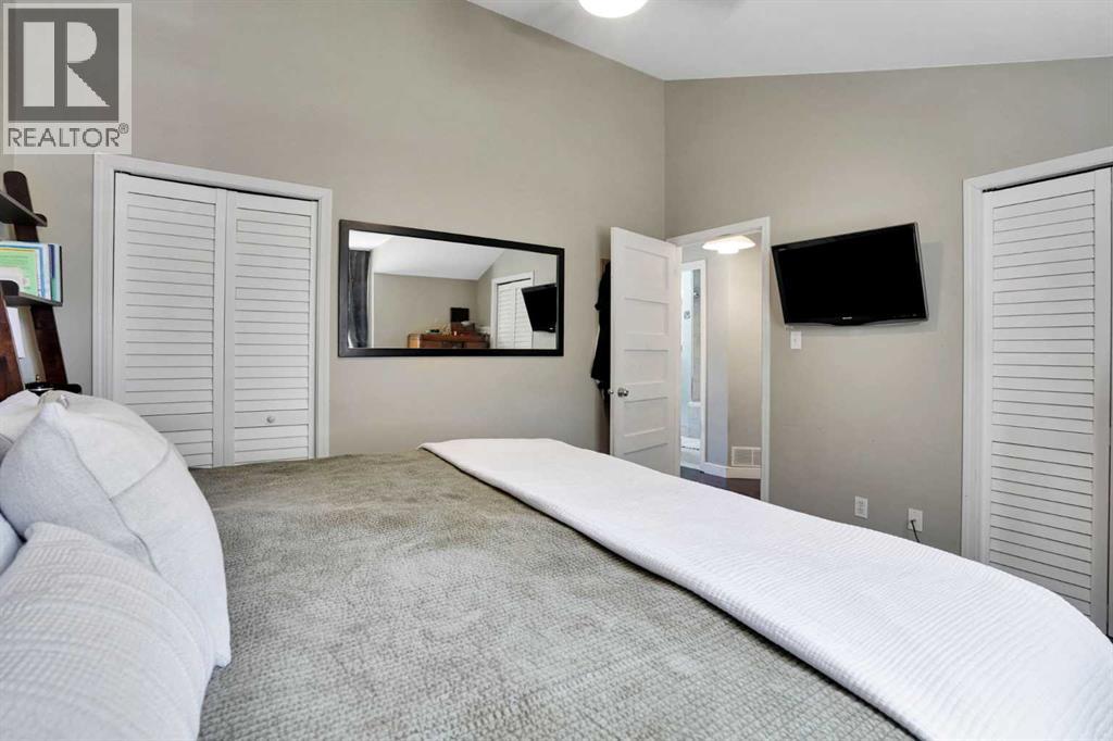1141 Regent Crescent NE - 23