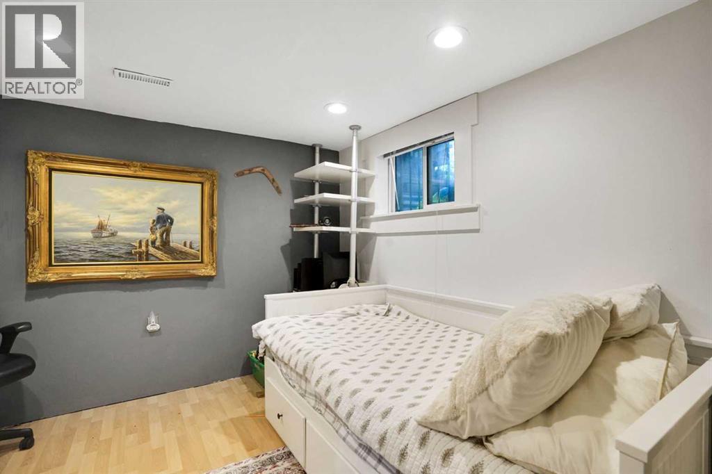 1141 Regent Crescent NE - 35