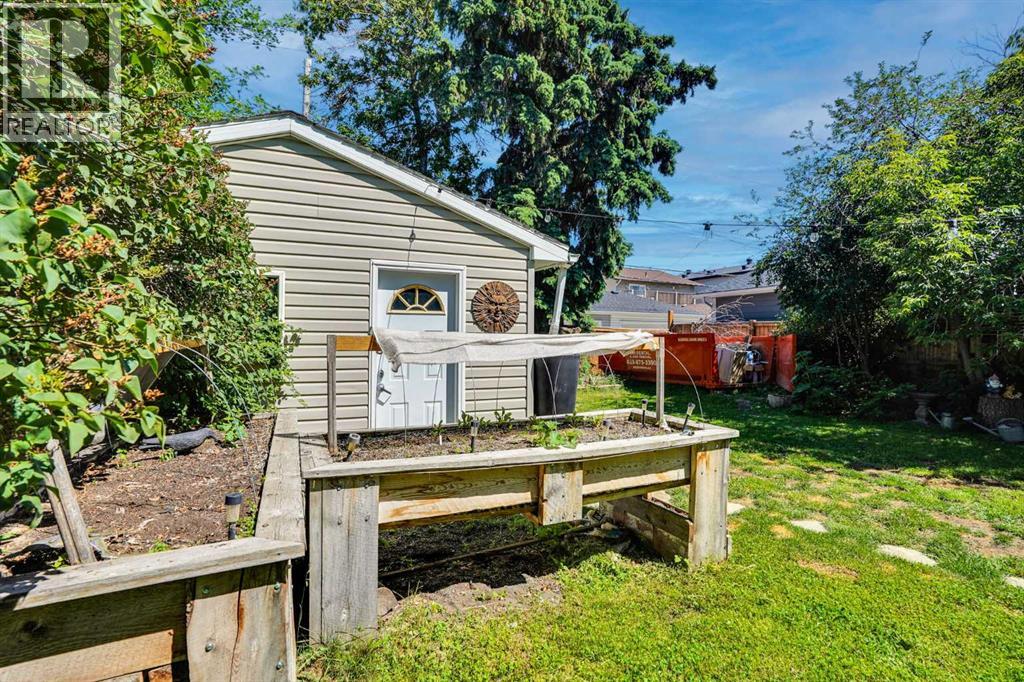 1141 Regent Crescent NE - 42