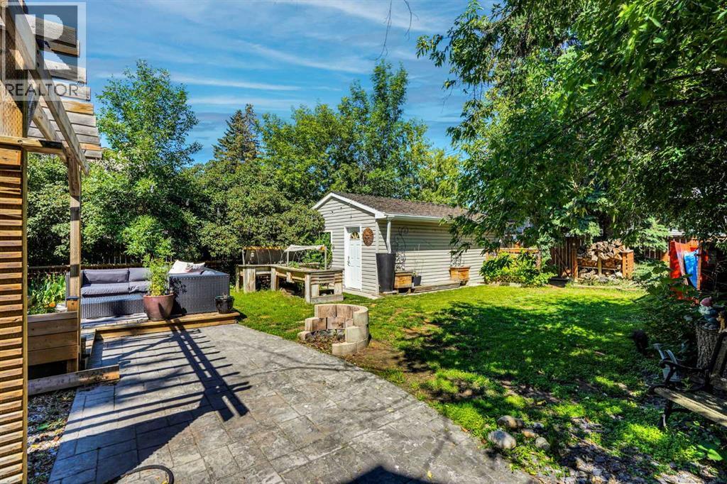 1141 Regent Crescent NE - 40