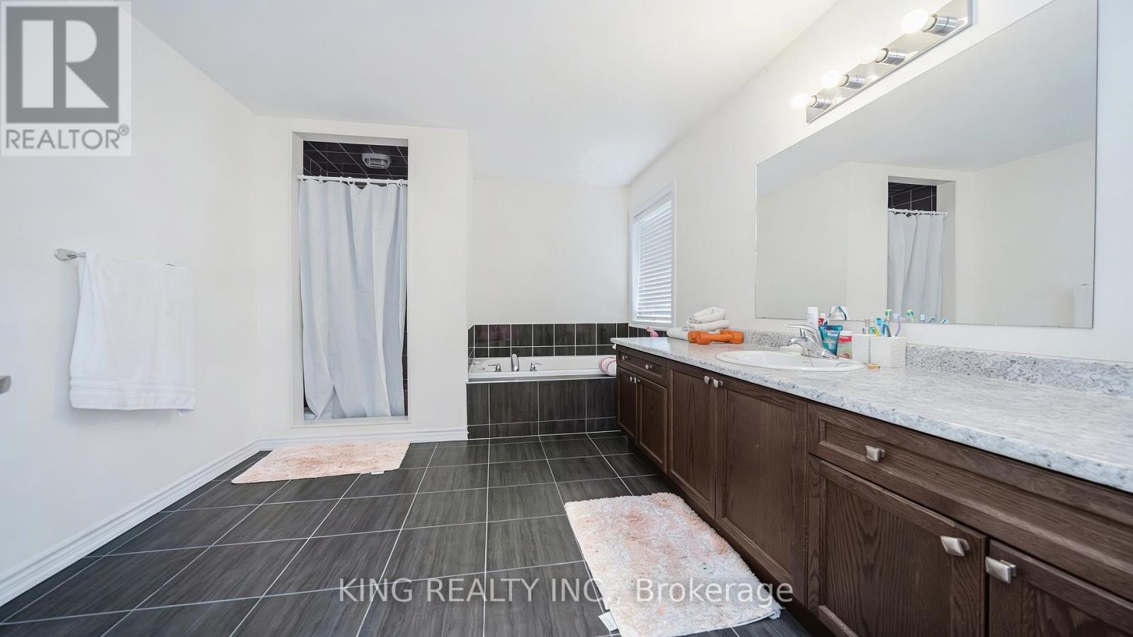 7 TODD CRESCENT - 28