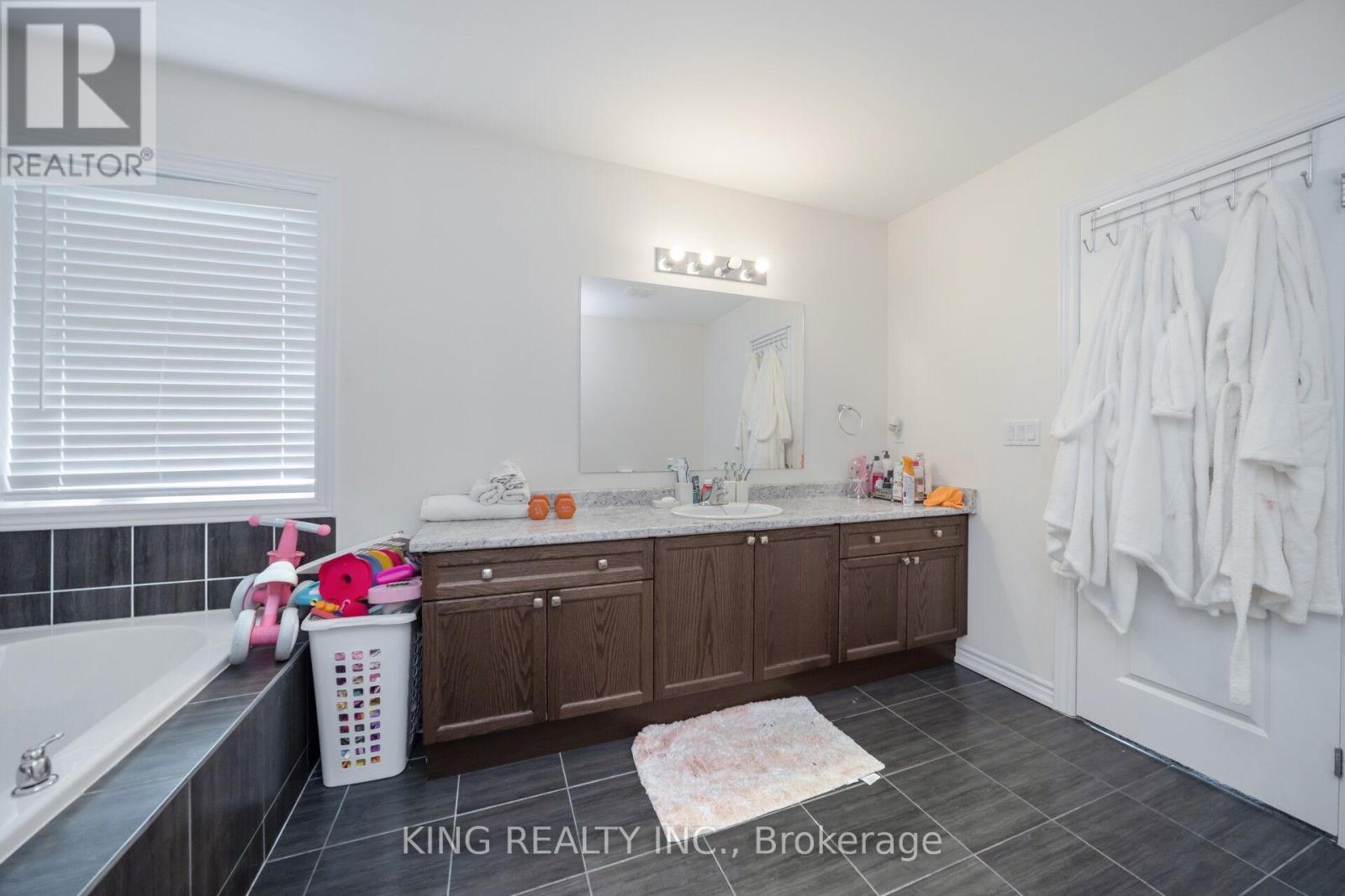 7 TODD CRESCENT - 30