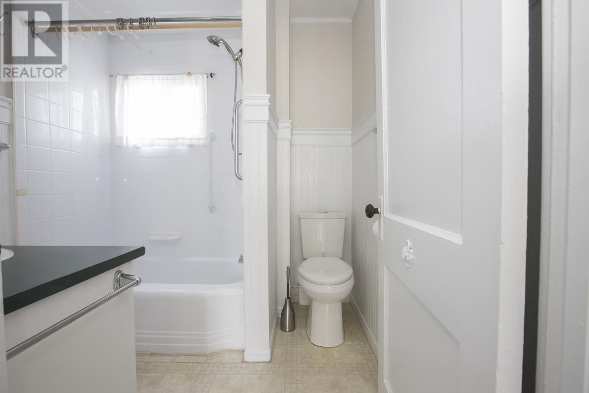 548 Lake ST - 24