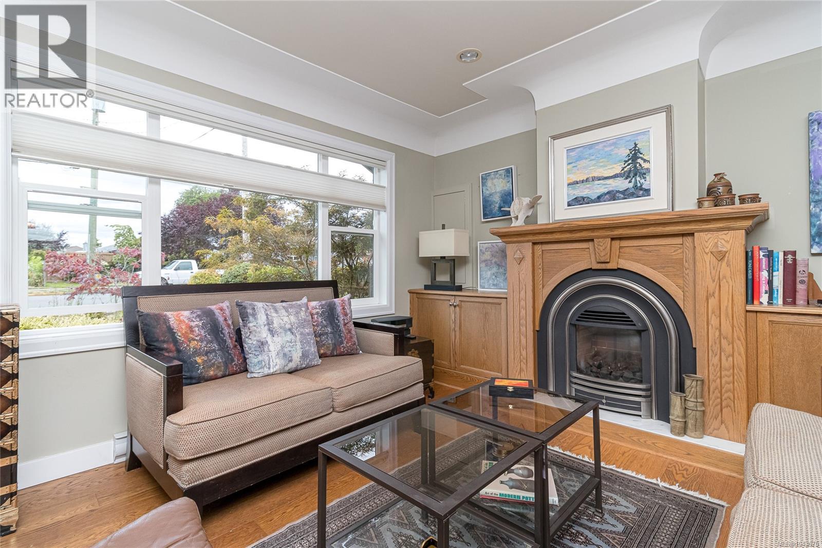 10107 Third St - 8