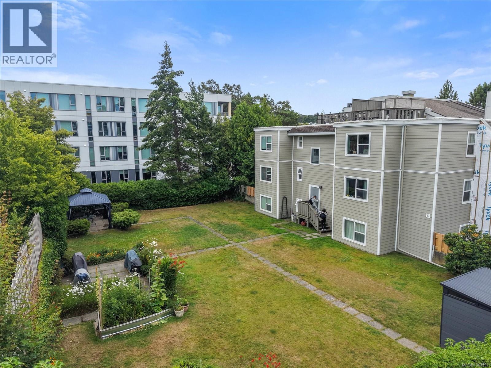 #303 1068 Tolmie Ave - 23
