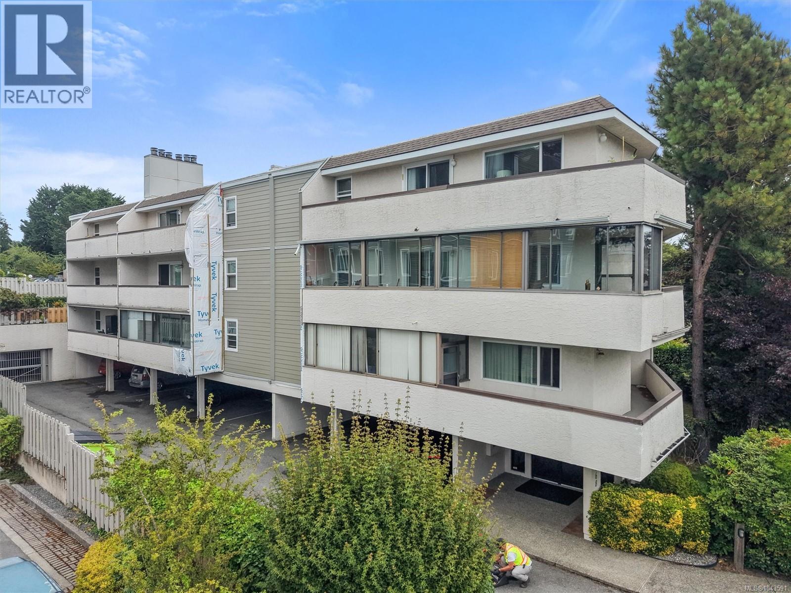 303 1068 Tolmie Avenue, Saanich
