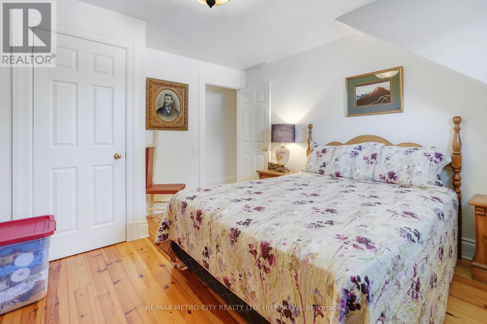674 RAGLAN STREET S - 24